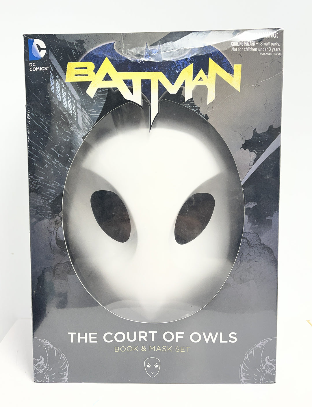 Batman: The Court of Owls Mask and Book Set (The New 52) (Batman: The New 52)