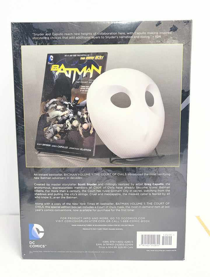 Batman: The Court of Owls Mask and Book Set (The New 52) (Batman: The New 52)