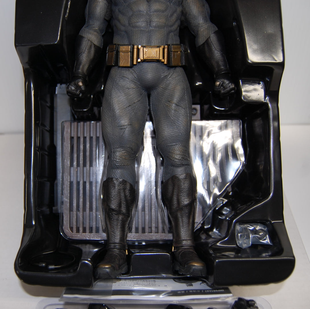 Hot Toys MMS731 BvS: Dawn of Justice - Batman 2.0  Collectible 1:6 Scale Figure
