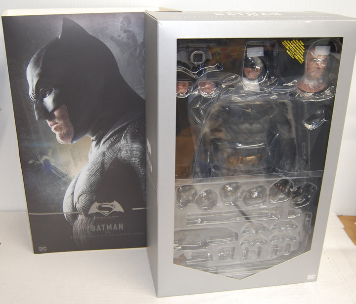 Hot Toys MMS731 BvS: Dawn of Justice - Batman 2.0  Collectible 1:6 Scale Figure