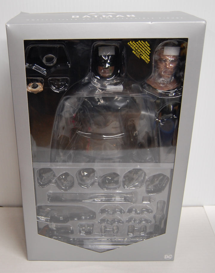 Hot Toys MMS731 BvS: Dawn of Justice - Batman 2.0  Collectible 1:6 Scale Figure