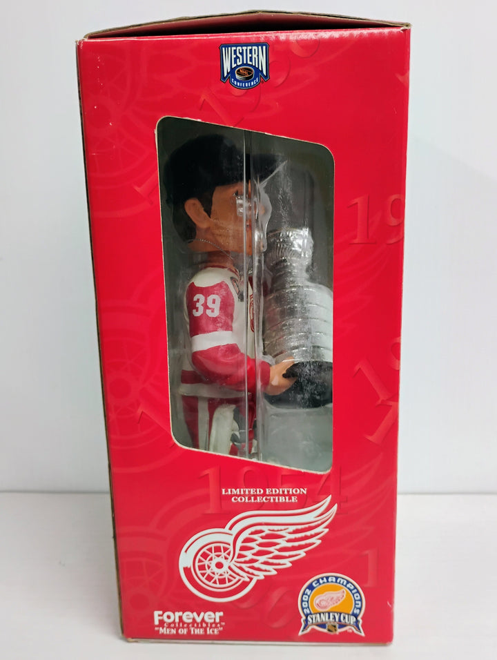2002 Forever Collectibles "Men Of Ice" Dominik Hasek Detroit Red Wings Stanley Cup Champions