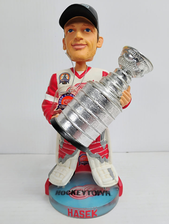 2002 Forever Collectibles "Men Of Ice" Dominik Hasek Detroit Red Wings Stanley Cup Champions