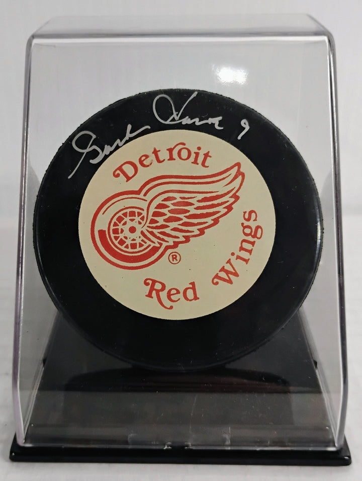 Detroit Red Wings Hockey Gordie Howe 9 Autographed Puck W/ Display Stand No COA