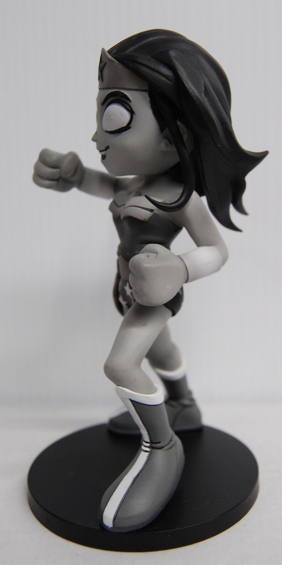 DC Artists Alley Wonder Woman by Chris Uminga (Black & White Variant)  # 259/500