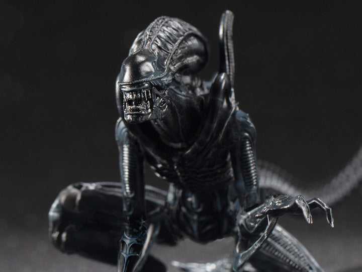 Alien - Crouching Alien Warrior
